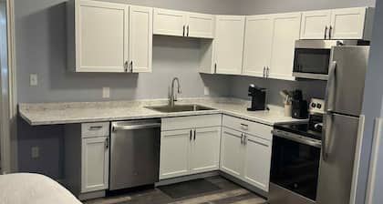 The Rustic Railroad Studio 5 Min to HWY 63 Kitchen + Washer/Dryer