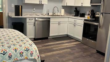Coffee/tea maker, fridge, microwave, oven