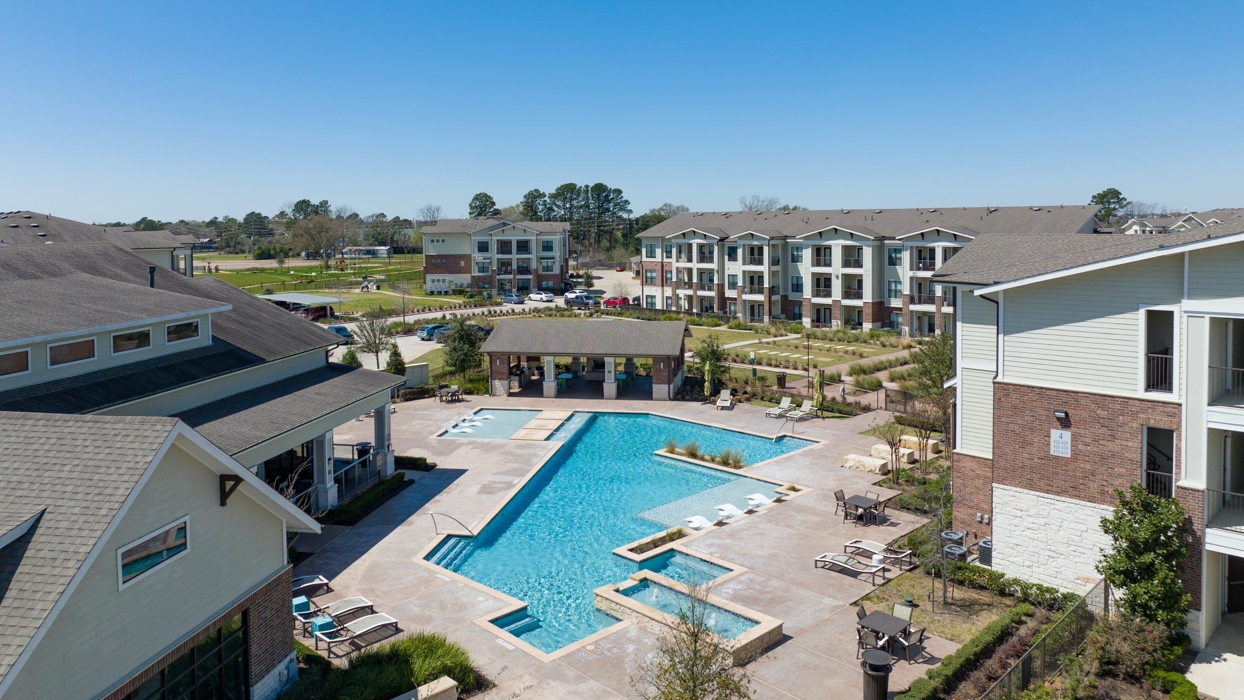 Outdoor pool, free pool cabanas, pool loungers