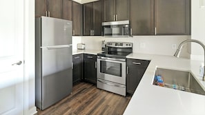Apartment, 1 Bedroom | Private kitchen | Full-size fridge, microwave, oven, stovetop