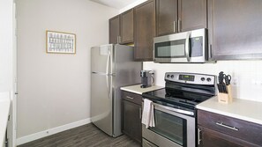 Departamento, 2 habitaciones (QueenBed) | Cocina privada | Refrigerador con congelador, microondas, horno y parrilla de estufa 