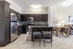 Apartamento, 1 quarto | Cozinha privada | Geladeira grande, micro-ondas, fogão, cooktop