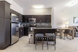 Apartamento, 1 quarto | Cozinha privada | Geladeira grande, micro-ondas, fogão, cooktop