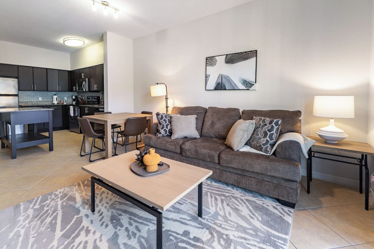Apartamento, 1 quarto | Área de estar | TV 50 polegadas com canais digitais
