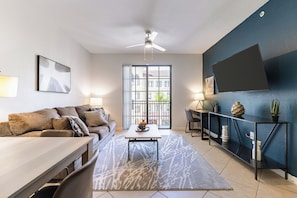 Apartamento, 1 quarto | Área de estar | TV 50 polegadas com canais digitais