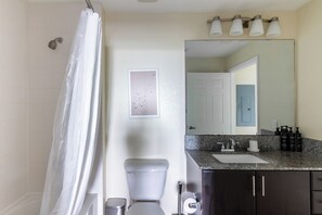 公寓, 2 間臥室 (QueenBed) | 浴室 | 免費梳洗用品、風筒、提供毛巾