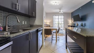 Apartment, 1 Bedroom | Private kitchen | Full-size fridge, microwave, oven, stovetop