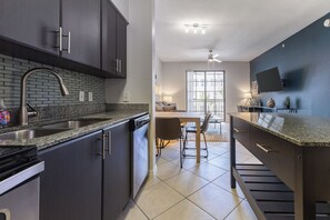 Apartamento, 1 quarto | Cozinha privada | Geladeira grande, micro-ondas, fogão, cooktop