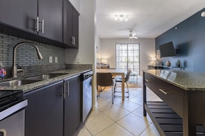 Apartamento, 1 quarto | Cozinha privada | Geladeira grande, micro-ondas, fogão, cooktop