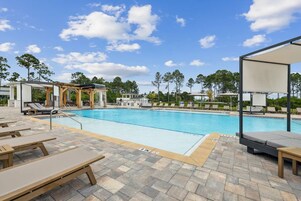 Una piscina al aire libre, camas de piscina gratis