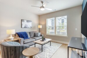 Appartamento, 1 camera da letto | Area soggiorno | TV 50 pollici con canali digitali