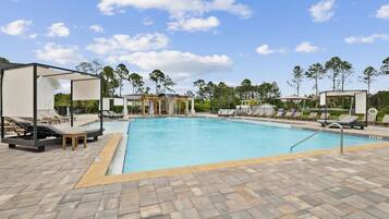 Utendørsbasseng, bassengtelt (inkludert) og solsenger