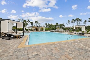 Outdoor pool, free cabanas, sun loungers - Landing Santa Rosa Beach (Santa Rosa Beach)