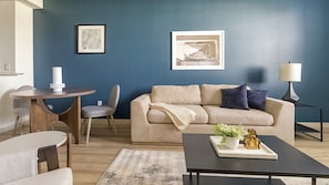 Apartment, 1 Bedroom | Ruang tamu | 50 inci televisyen dengan digital