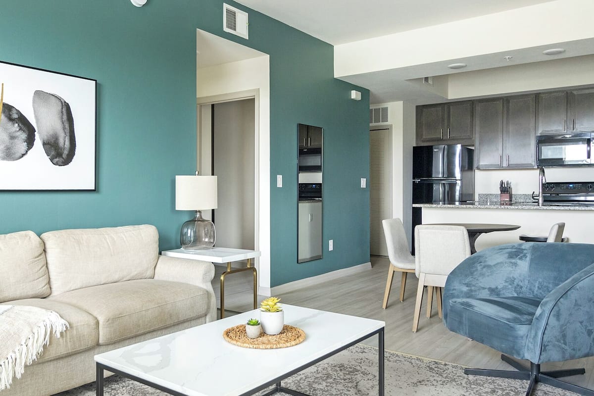 Apartment, 2 Bedrooms (QueenBed) | Ruang tamu | 50 inci televisyen dengan digital