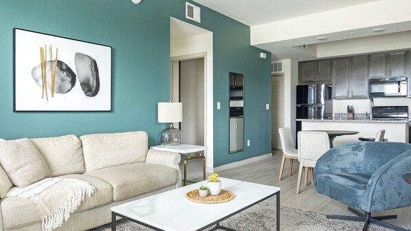 Appartement, 2 slaapkamers (QueenBed) | Woonruimte | Een 50-inch televisie met digitale zenders