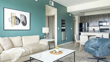 Apartment, 2 Schlafzimmer (QueenBed) | Wohnbereich | 50-Zoll-Fernseher mit Digitalempfang