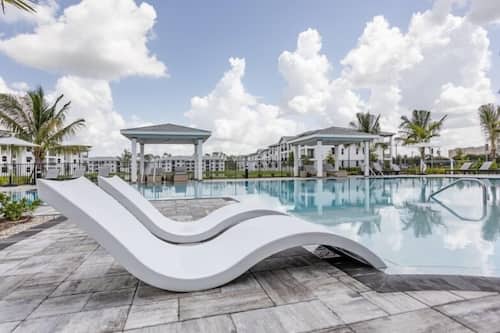 Una piscina al aire libre, cabañas de piscina gratuitas, tumbonas