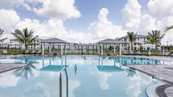 Outdoor pool, free cabanas, sun loungers