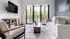 Huoneisto, 2 makuuhuonetta (QueenBed) | Oleskelualue | 50–tuumainen televisio, jossa digitaalikanavat