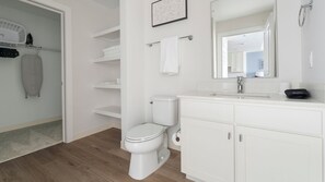 Appartement, 1 chambre | Salle de bain | Baignoire profonde, articles de toilette (gratuits), séchoir à cheveux