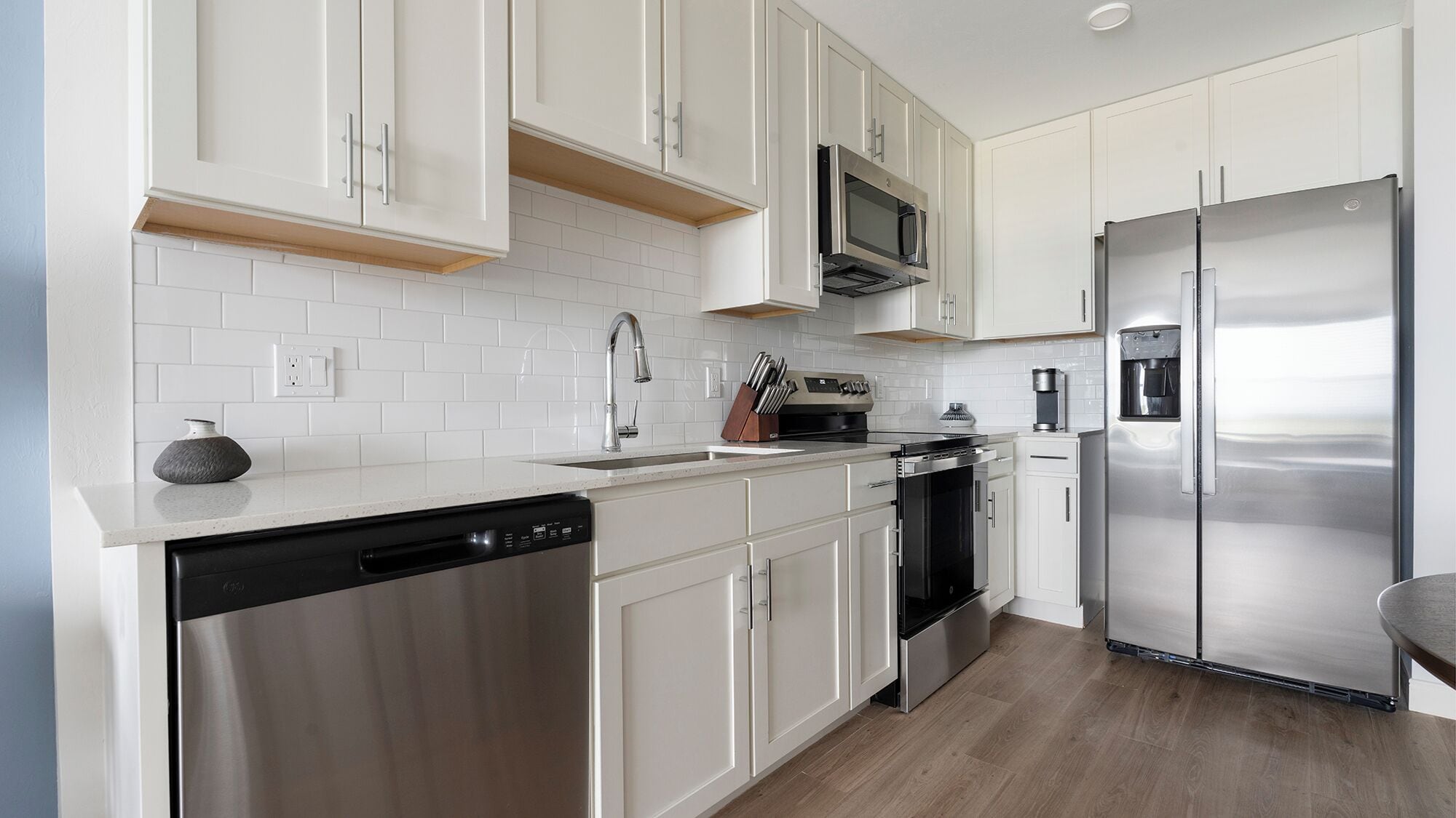 Apartment, 1 Bedroom | Private kitchen | Full-size fridge, microwave, oven, stovetop