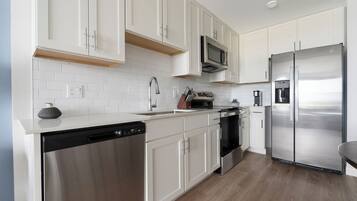 Lejlighed - 1 soveværelse | Privat køkken | Køleskab/fryser i fuld størrelse, mikrobølgeovn, ovn, kogeplade