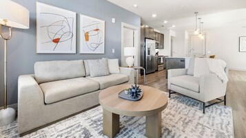 Apartamento, 2 habitaciones (QueenBed) | Zona de estar | Televisión de 50 pulgadas con canales digitales