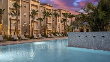 室外游泳池,日光浴躺椅