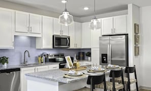 Full-size fridge, microwave, oven, stovetop