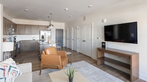 Apartment, 2 Schlafzimmer (QueenBed) | Wohnbereich | 50-Zoll-Fernseher mit Digitalempfang