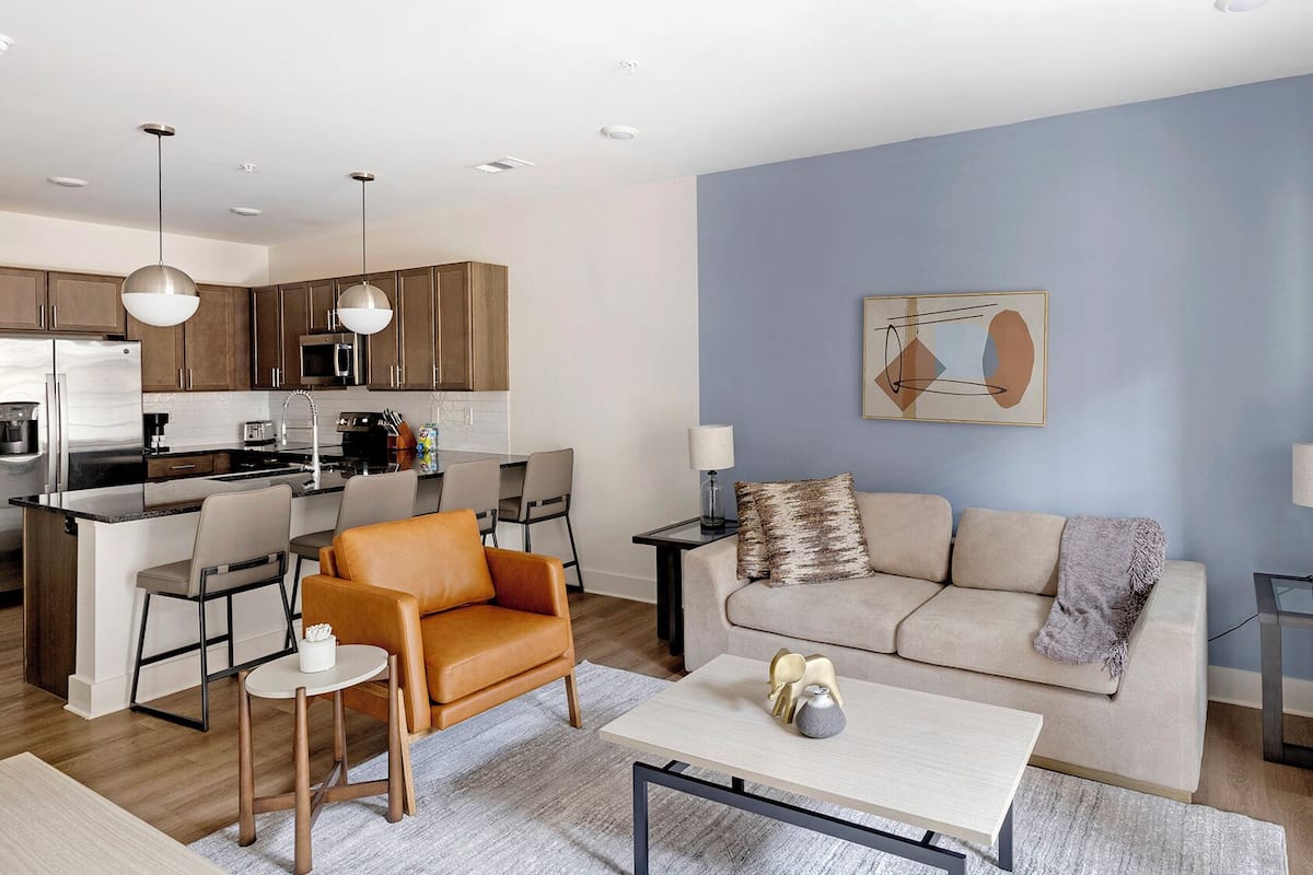 Un appartement moderne comprenant une cuisine, un coin repas et un salon.