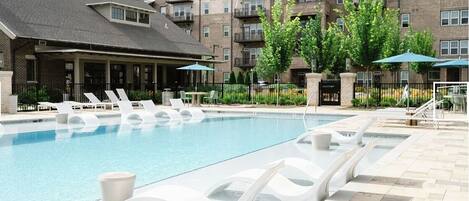Seasonal outdoor pool, free cabanas, sun loungers