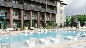 สระว่ายน้ำกลางแจ้งเปิดตามฤดูกาล, คาบาน่าฟรี, เก้าอี้อาบแดดริมสระ