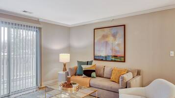 Departamento, 2 habitaciones (QueenBed) | Área de sala de estar | Televisión de 50 pulgadas con canales digitales
