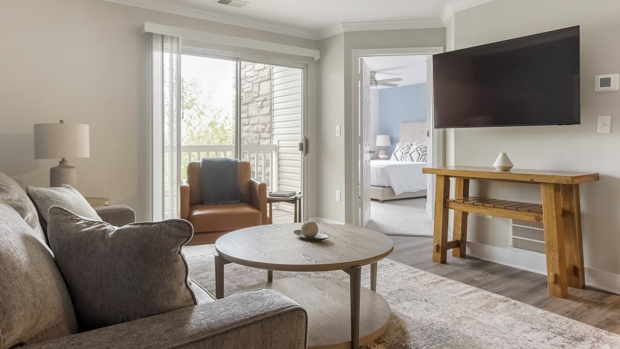 Căn hộ, 2 phòng ngủ (QueenBed) | Khu phòng khách | TV 50-inch có truyền hình kỹ thuật số 