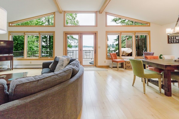 Smart TV, chimenea, videojuegos y reproductor de DVD