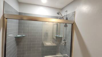 Een douche, een haardroger, handdoeken, zeep