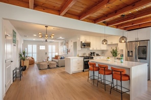 Fridge, microwave, oven, stovetop - The Citrus Oasis (San Diego)