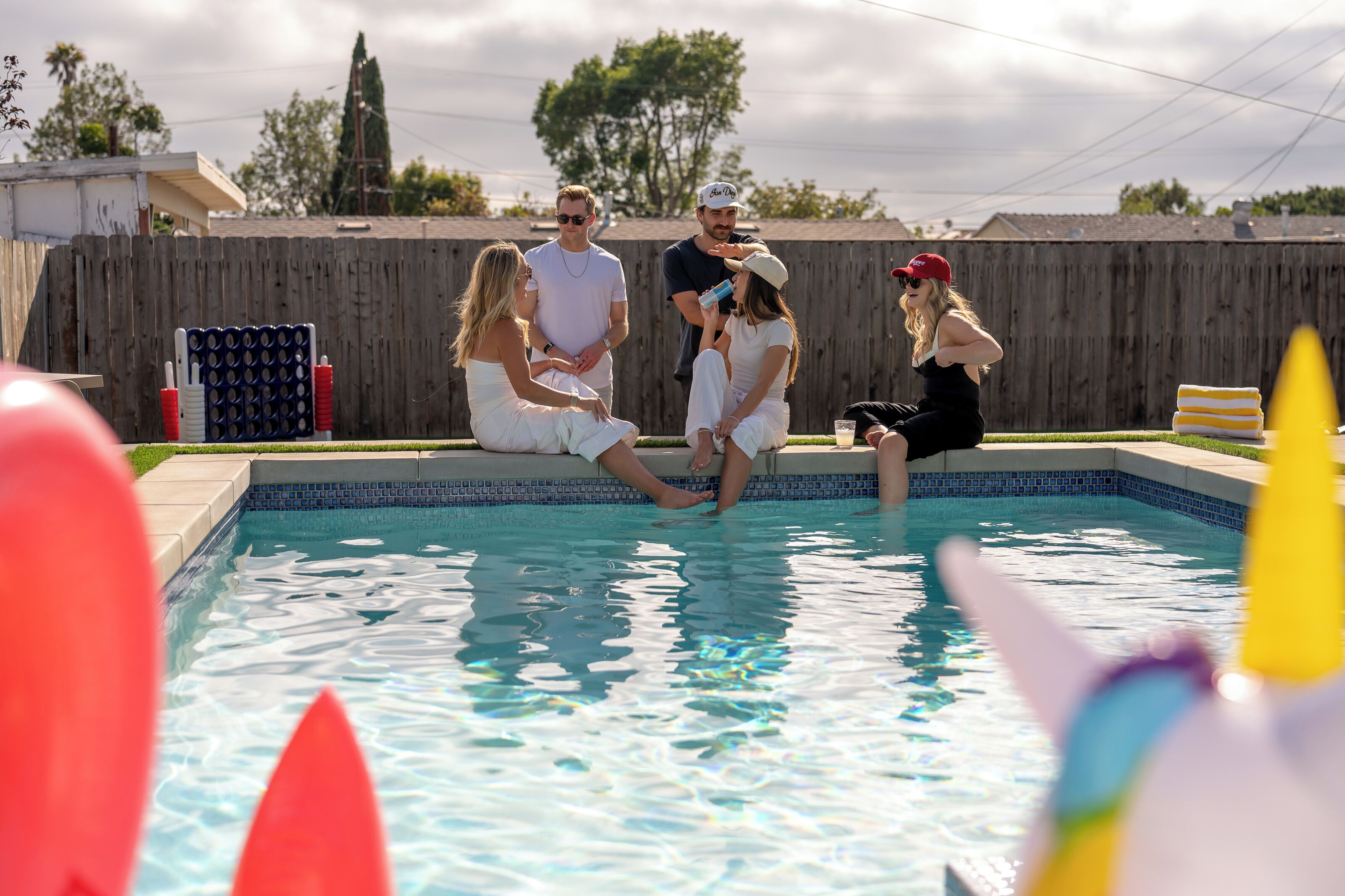 Una piscina con persone intorno.