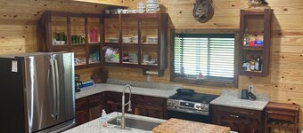 Superb cabin with AC, Wi-Fi.  4 bedrooms available, 26 minutes to Oxford square