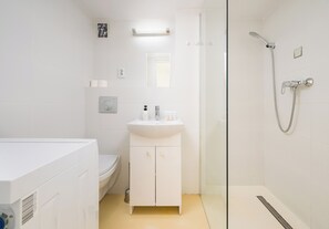 Regadera, amenidades de baño gratuitas, secadora de cabello, toallas 