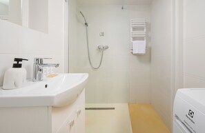 Shower, free toiletries, hair dryer, towels
