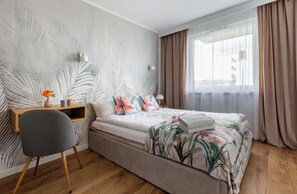 1 habitación, tabla de planchar con plancha y ropa de cama