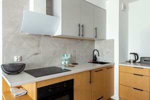 Fridge, oven, stovetop, dishwasher