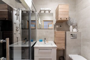 Dusche, kostenlose Toilettenartikel, Haartrockner, Handtücher