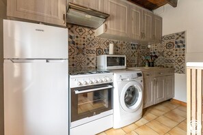 Fridge, microwave, oven, coffee/tea maker