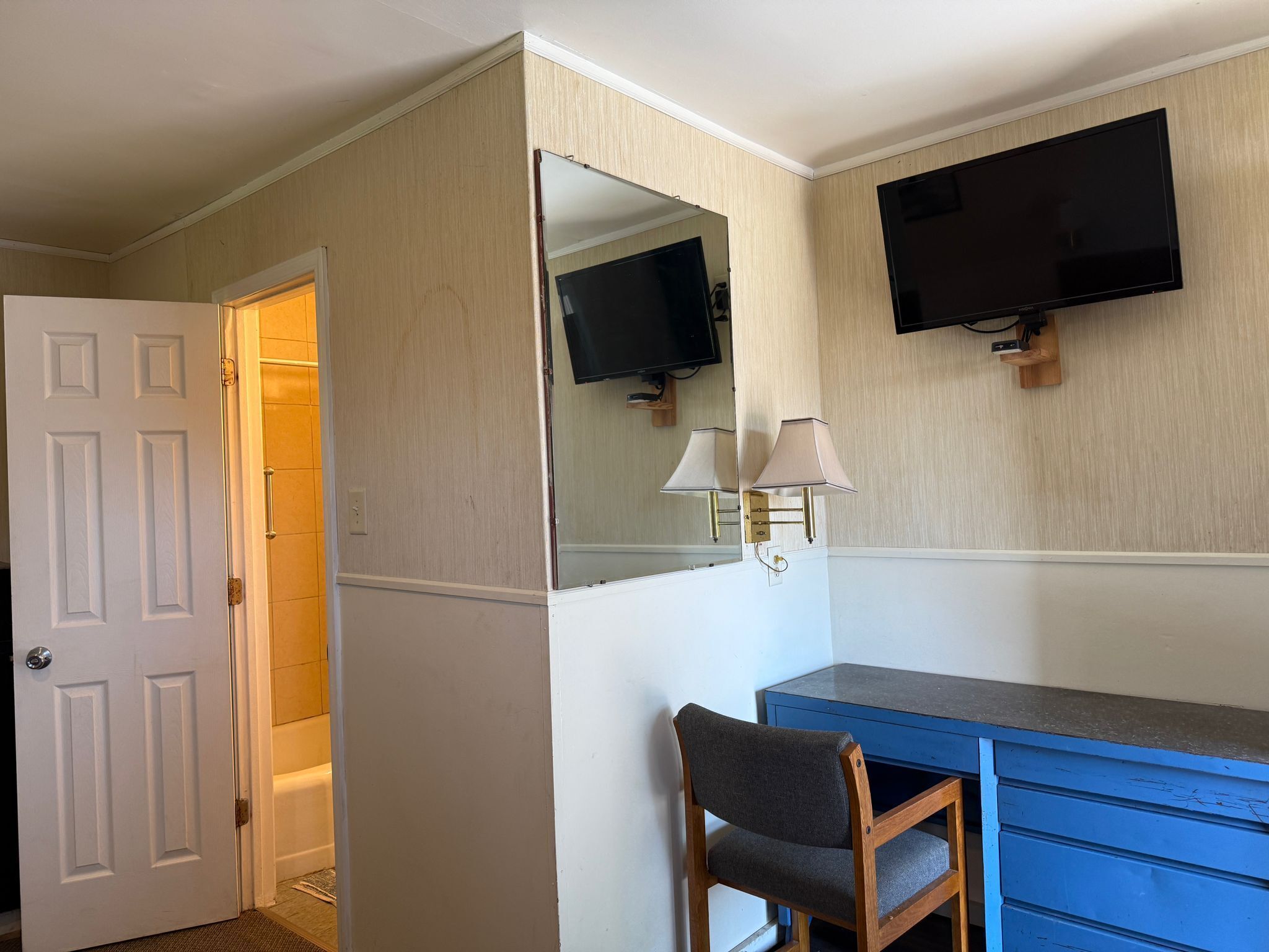 32-inch flat-screen TV with cable channels, Netflix, streaming services