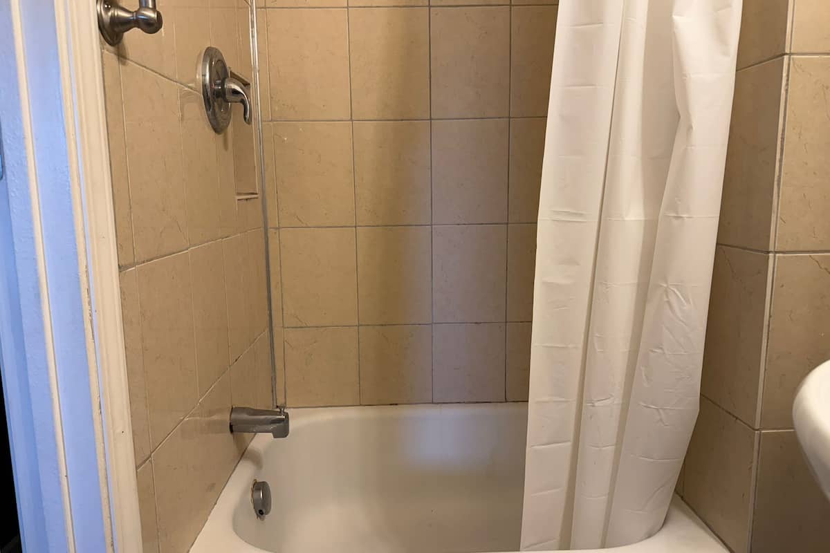 Ducha y bañera combinadas y artículos de higiene personal gratuitos