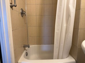 Shower, rainfall showerhead, free toiletries, towels - Tourest Motel (Peru)